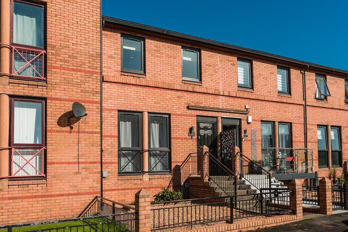 Henderson House - West End 3 Bedroom Family Home3